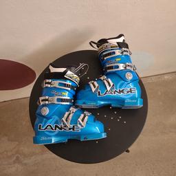 Blauer Skischuh von "Lange",Race Team 70.
266mm,entspr. 36
1 Saison befahren- rausgewachsen..