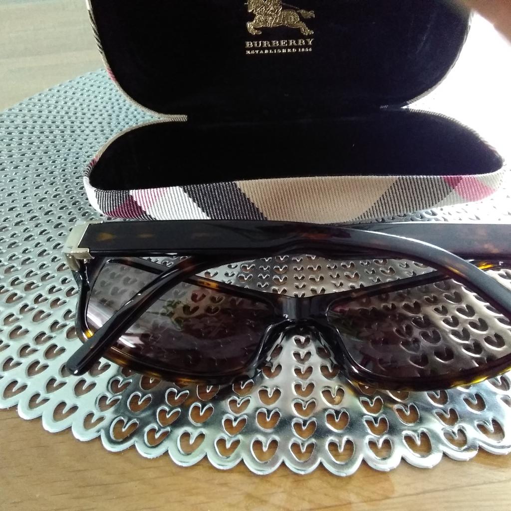 Original Burberry Sonnenbrille mit Etui in Originalverpackung, Zertifikat und unbenutztes Putztuch.

Wenig getragen sehr guter Zustand,keine Kratzer oder Flecken.

PayPal Freunde oder Überweisung geht.

Versandkosten müssen übernommen werden.