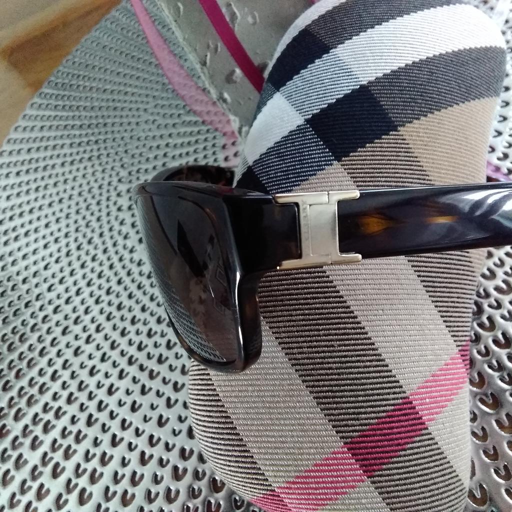 Original Burberry Sonnenbrille mit Etui in Originalverpackung, Zertifikat und unbenutztes Putztuch.

Wenig getragen sehr guter Zustand,keine Kratzer oder Flecken.

PayPal Freunde oder Überweisung geht.

Versandkosten müssen übernommen werden.