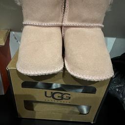 Baby UGG Stiefel Boots rosa gefüttert Gr. 18
Versand gegen Aufpreis möglich. 
Keine Garantie und kein Umtauschrecht!