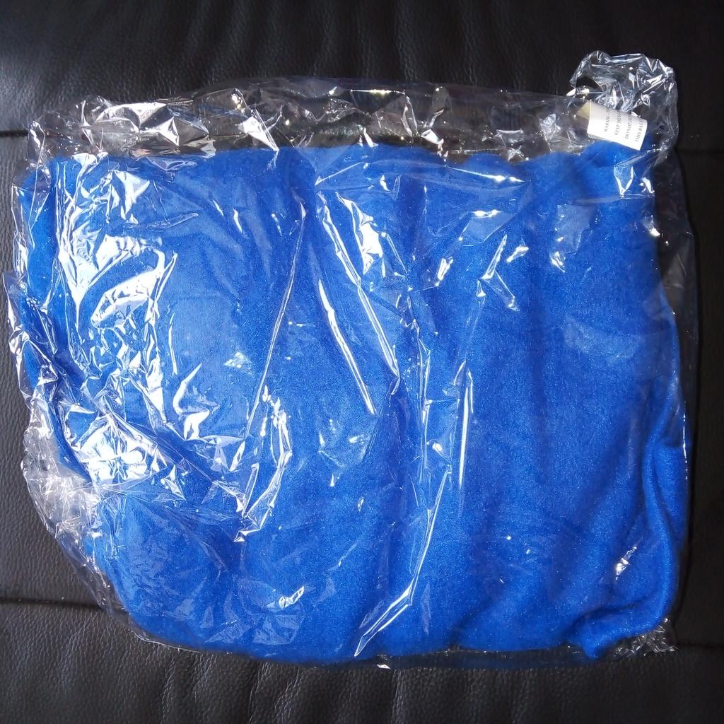 Snugglewrap - Blue Fleece Blanket with Sleeves - boxed and unused
This was bought for a relative, but never used. It is super soft fleece, it comes with sleeves and allows your hands to be free for other activities. It is in it's original box, still wrapped in plastic. It is worn similar to a robe and wraps around the body. It is an adult regular one size fits all. It is machine washable.
It is perfect for air, car, train and coach journeys, as well as for watching TV whilst keeping the heating bill down.
Measures 61 inches by 45 inches approx.
Collection from Harlington, between Hayes and Heathrow.