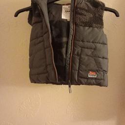 BOYS AGE 3-4 YEARS QUILTED HOODED SLEEVELESS JACKET LIKE NEW. DENTON M34 AREA