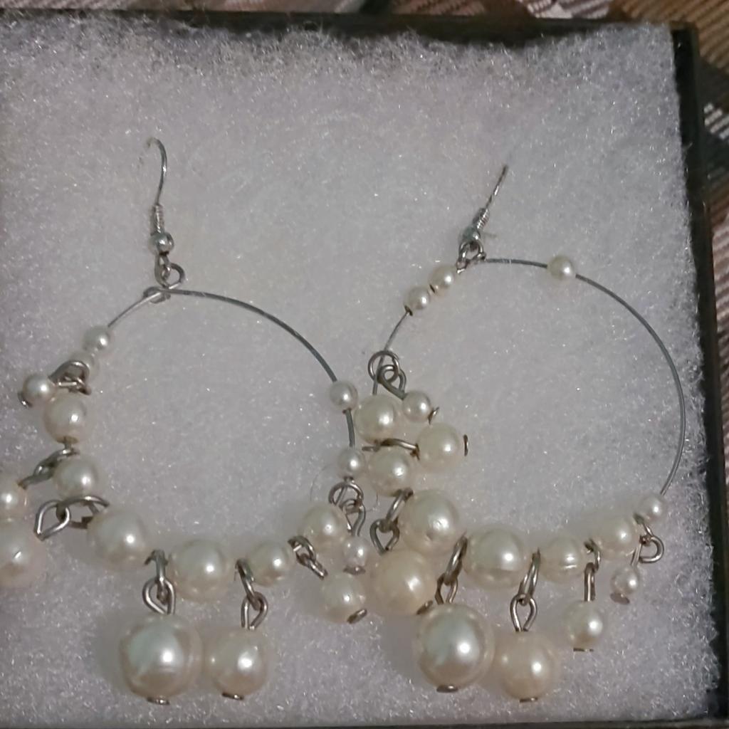 brand new never been warn before white Pearl earrings
