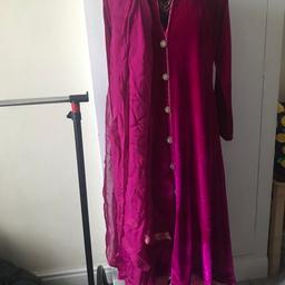 Women’s Pakistani suit excellent condition worn once only 

Velour kameez and barnasse trousers and chiffon dupatta 

£5 

Women’s U.K. size 8