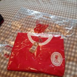 Great present 🎁
Brand new with tags and wrapping. Wembley 64 crew neck long sleeved red with white neck and cuffs size XL
 £45 new. purchased official from the supporters shop. unwanted gift 🎁

we sell as eight family members. Please check out our site offers for multiple buys, thank you 😊