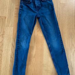 Verkaufe tolle Jeans von Zara in der Größe 140,  die Jeans befindet sich in einem guten Zustand ,  sie wurde kaum getragen.
Nur leider hat sie kleine Flecken vom Kunstunterricht (siehe Foto), die aber kaum auffallen.