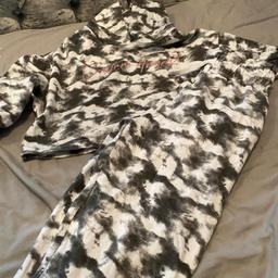 Excellent condition
Cropped hoodie and bottoms