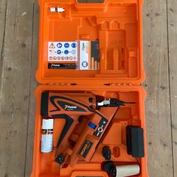 Paslode IM360Ci 1st Fix Nail Gun comes with:
Carry case
1 Lithium battery
Charger
Paslode cleaner
Lubricant
Allen key