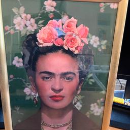 Ein Porträt von Frida Kahlo in goldenem Rahmen
Abmessungen 43x33cm