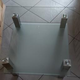 Glas-Wohnzimmertisch 75x75x44 cm. Mit unterem Fach(mattiert) super Zustand. NP 350 Euro