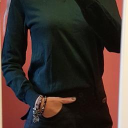 Maglione in pura lana vergine, colore verde scuro, scollo V, tg. S/ M, marca Calvin Klein. Ottimi condizioni.
Vendo anche pantaloni.
Guarda anche gli altri miei annunci e risparmia sulle spese di spedizione.
 #maglioncino #originale #lana #pura #lana #verde #firmato #donna #ragazza #ragazzo #unisex #maglione #a maglia #pullover #Calvin Klein
