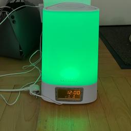 Ein Licht- und Radiowecker von Medisana.
Wunschfarben einstellbar: weiß,grün,blau,rot,lila,..
Für sanftes Aufwachen :)