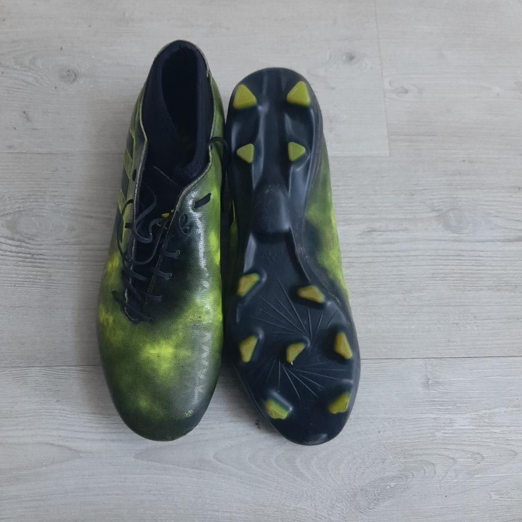 Adidas football shoe
Size 10
Molded studs