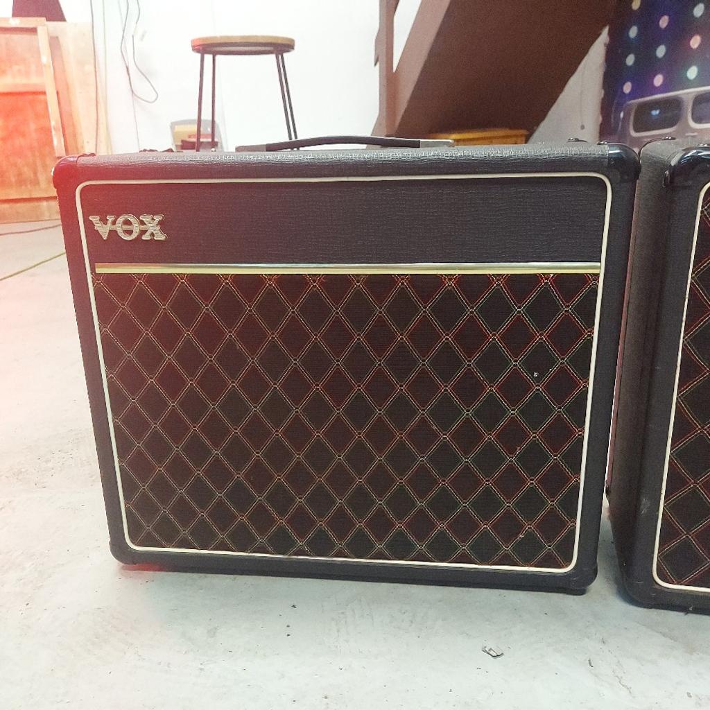 VOX VINTAGE GUITAR SPEAKERS AMP HAS BEEN REMOVED DUE TO FAULT BUT ORIGIINAL SPEAKERS STILL INSTALLED CAN BE RUN OFF THE CIRRECT AMP WITH LEAD 2 ALSO AMP PA40 please look at photos there is little damage on front little wear and tear