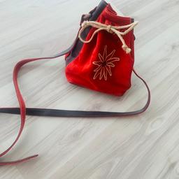 Kleine Trachtentasche
Wildleder, rot
+ Porto bei Versand