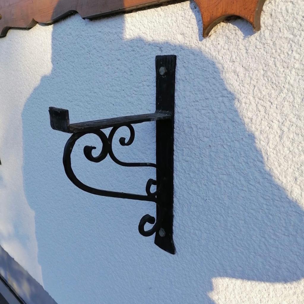 Opas Gusseiserne Balkonkasten Halter, Handarbeit, schwarz lackiert
16 Stück
35€/Stk