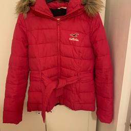 Hollister puffer jacket with fur lined detachable hood
Size S
Bright pink
Worn a couple of times
Excellent condition