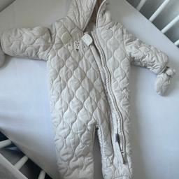 Next Cream Pram suit

3-6 months

Worn only a few times in great condition