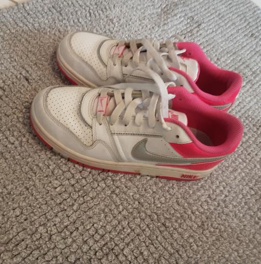 Buy & Sell South West London Tooting Broadway - South West London - Photos for Nike Girls Trainers Size 3.5