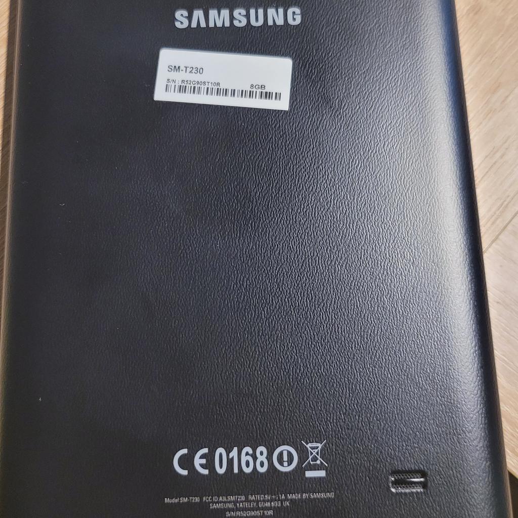 Produktinformation
Mit einer integrierten Speicherkapazität von 8 GB macht das Samsung Galaxy Tab 4 NOOK SM-T230 das Speichern von Nutzerdaten und heruntergeladenen Inhalten einfach. Das Tablet wird von einem Android Betriebssystem angetrieben und ist mit einem 1,2 GHz Prozessor ausgestattet. Dieses Modell bietet eine WLAN-Konnektivität. Zusätzlich hat das Samsung SM-T230 einen 7 Zoll-Bildschirm, wodurch der bequeme Gebrauch und Menüführung garantiert werden. Weiter verfügt das Modell über eine 3 Megapixel-Kamera. Dieses Gerät wiegt 0,3 kg und kommt in Schwarz.
