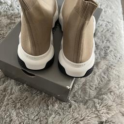 balenciaga Speed Sneaker Knit Sole

Beige, white, black

size 7 UK 40

NEW just been sat in the box unwanted present

The soles look dusty but they haven’t been worn they are new as you can see from the front pictures of the beige shoe.

UK ONLY