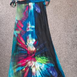Size 10 - AX Paris
Strapless dress with waistband
Multiprint / Maxi length
