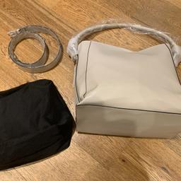 great for high school girls or general tote bag 
new handbag with black fabric zip security bag
colour beige cream off white
black zip bag is large
should fit an a4 size items so great for school
bought for £50

check out my other listings
all new with tags in packaging