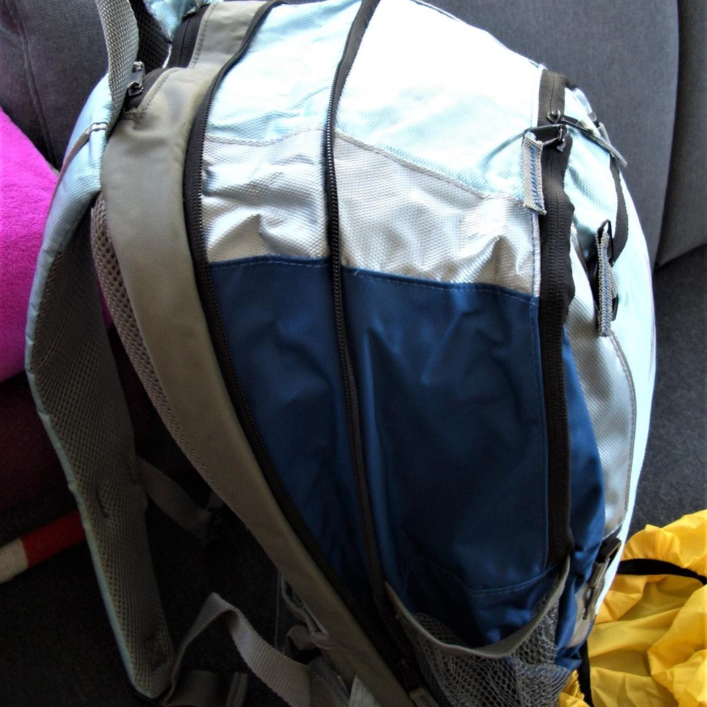 Biete einen 1-2 mal genützten Rucksack mit viel Zubehör ,Helmnetz , Regenschutz für einem selbst und Rucksack , Sitzmatte, Schlitz für Trinkbeutel usw
