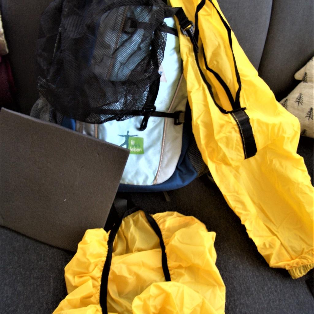 Biete einen 1-2 mal genützten Rucksack mit viel Zubehör ,Helmnetz , Regenschutz für einem selbst und Rucksack , Sitzmatte, Schlitz für Trinkbeutel usw