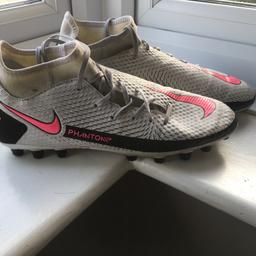 Nike phantom white/pink blast/black size 7

Worn a few times, sock part is a bit discoloured, however the condition of the boots are good as only worn a few times..