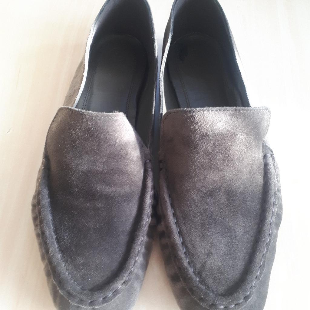 Womens Massimo Dutti size 5 grey shoes. Comes with two shoe dust bags & shoe box.
