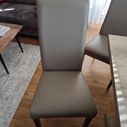 6x Essstuhl in Grau und die beine dunkelbraun .

Bei Einzelkauf 40€ je Stuhl

Neupreis: 79€