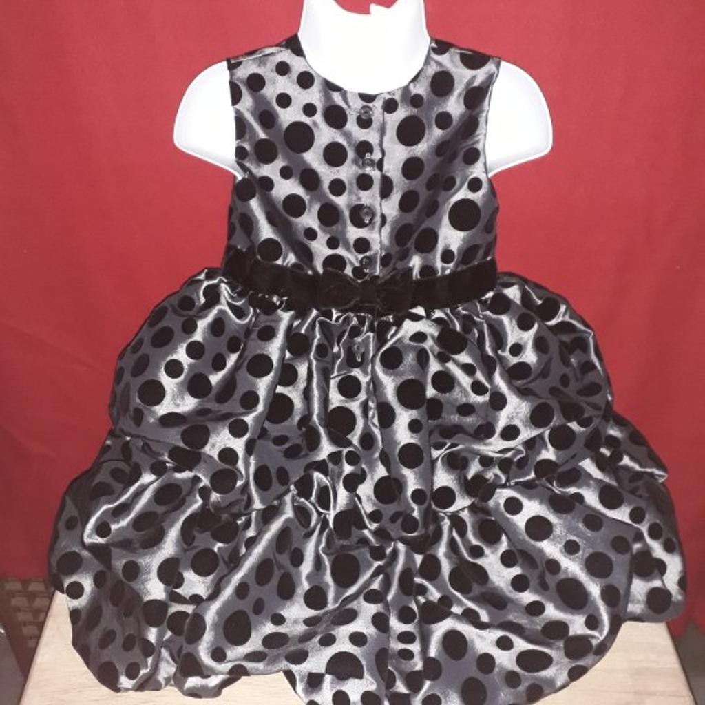 LOVELY 😍 18-24 mths GIRLS dress with bolero. Has velvet waist band. Puffed out 3 quater way down, and at the hem. Fully lined. Very unusual dress have x2 so £15 each. Or £10 each without the bolero.