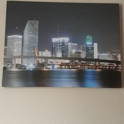 Large Skyline picture frame in excellent condition.
Dimentions: 80 cm in length, 60 cm in width
Collection only