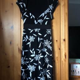 Black and white, floral pattern, knee length dress, featuring sweetheart neckline and self tie belt, by Jane Norman.
Size 12 but small fit, more like a size 10.
Great condition as hardly worn.
