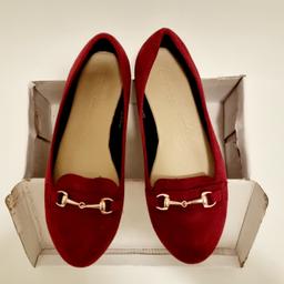 Womens Soft Sole Loafers Red With Gold Buckle Brand New In The Box

Size 5 Wide Fit

In a classic style and a real staple for your casual wardrobe for a super trendy look with unforgettable comfort