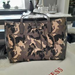 Wie neu Tasche Camouflage bzw grau
Da dies eine Wendetasche ist

Neuwertiger Zustand

Versand 4.50

Privatverkauf