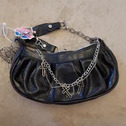 niedliche kleine Handtasche in schwarz mit silbernen Ketten und Elementen Herzen und Kreuze
Versandkosten trägt Käufer