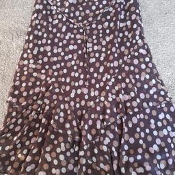 BNWOT M&S Brown Spotty Floaty Layered Skirt size 16 length 30 inches. Beautiful smart chiffon like fine layered material, lined, machine tie belt. Shade chocolate, with pale pink, beige and cream spots. Quality item retailing around £35. From smoke and pet free home, check out my other items. Happy to combine postage for multiple purchases or collection from DL5 Thanks for looking.