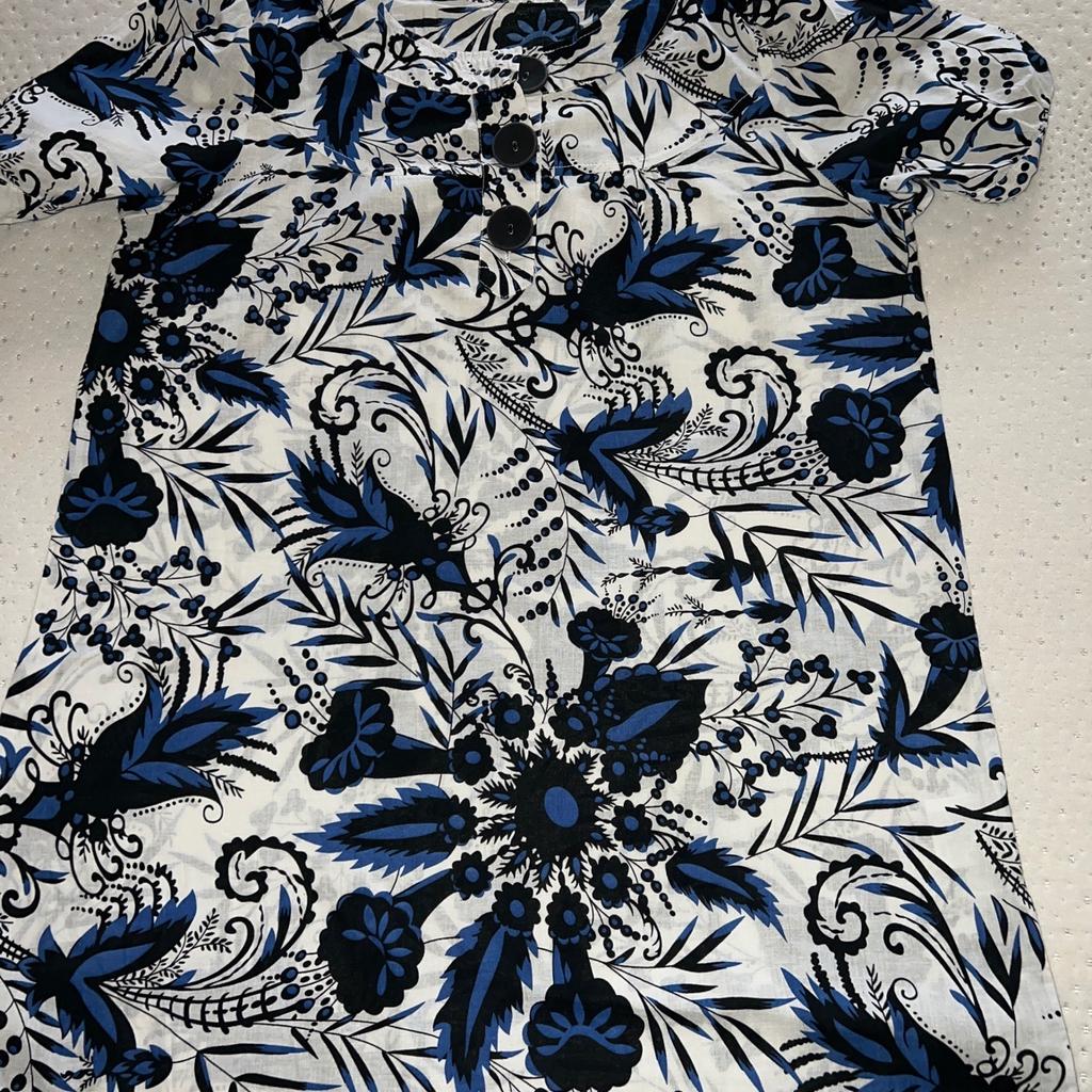 Ladies size 16 tunic style dress only worn few times-
Slight wear on buttons as shown but apart from
Than in great condition