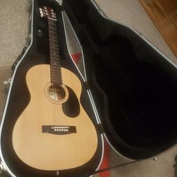 hohner right hand 6 string Guitar very clean and good condition with a hard case worth over a hundred pounds