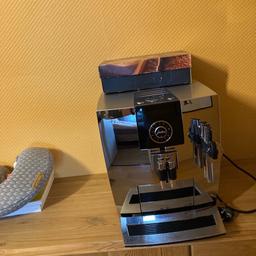 Ich verkaufe einen Kaffeevollautomat der Marke Jura
Impressa J9
Das Gerät ist ca 10 Jahre alt und sehr gut gepflegt
Sie ist voll funktionsfähig und macht guten Kaffee
Das Gerät wurde nur mit gekauftem Wasser aus Flaschen ( ohne Kalk) benutzt
Dezember 2017 wurde das Getriebe von einem Spezialisten erneuert ( Rechnung vorhanden).

Sie wird verkauft da wir ein tolles Angebot bekommen haben und einfach mal eine neue Maschine haben wollten.

Das Gerät kann vor Ort ausprobiert werden
Verkaufe nur an Selbstabholer in 55411 Bingen am Rhein