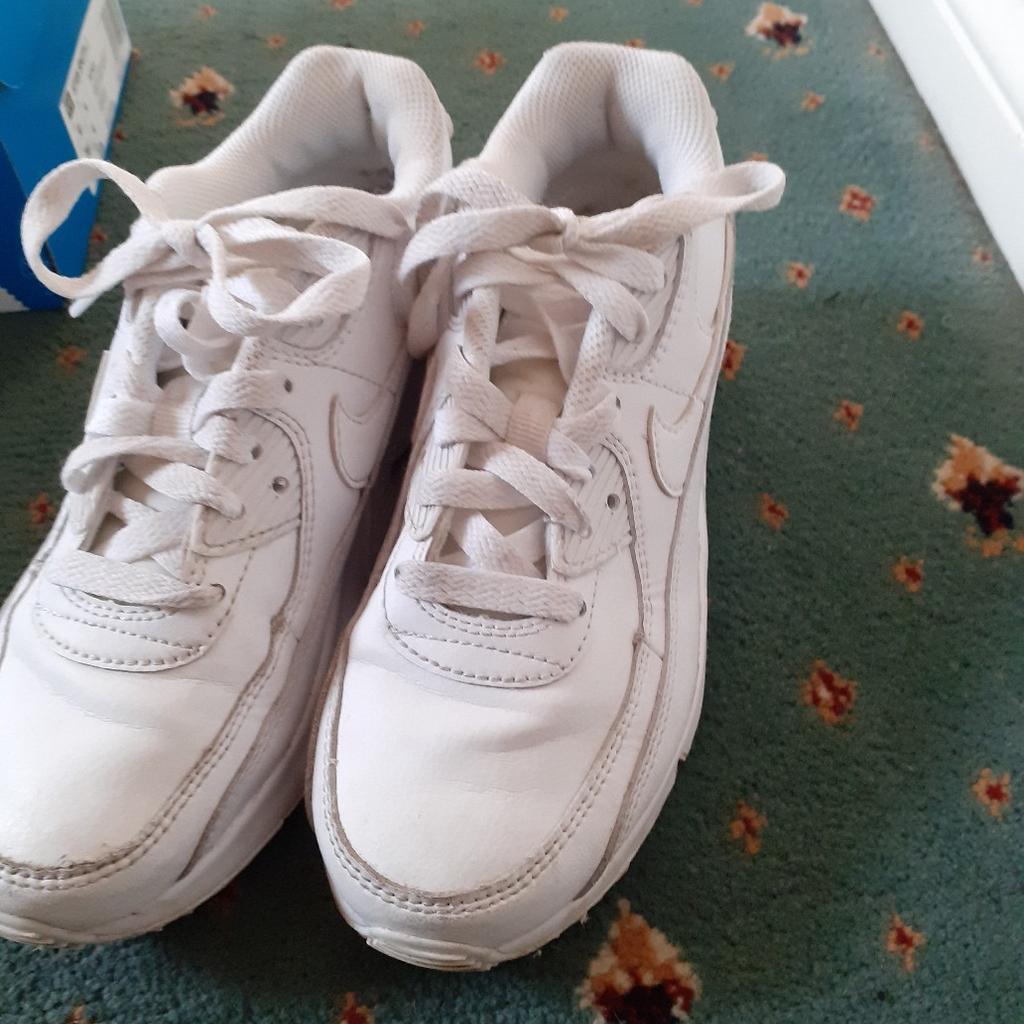 All in excellent condition.
Stan smiths junior size 4- like new just grown out of. (Laces)
Nike Air max size 2 junior- very good condition
Adidas Stan smiths (velcro and personalised name) size 2 junior.
Puma size 4 junior football trainers for astro turf. Worn once like brand new.