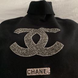 Chanel black jumper poncho tassels polo new
Roll over polo
Fabulous glitter logo
Tassels
Drop shoulders with short elbow ribbed fitted stretch sleeve
Good quality quite weighty
No size care/composition label bought from a designer sale but never worn. I would say wool blend due to quality
Fit anyone up to uk 18 due to style
Price or nearest offer
Postage £4 tracked