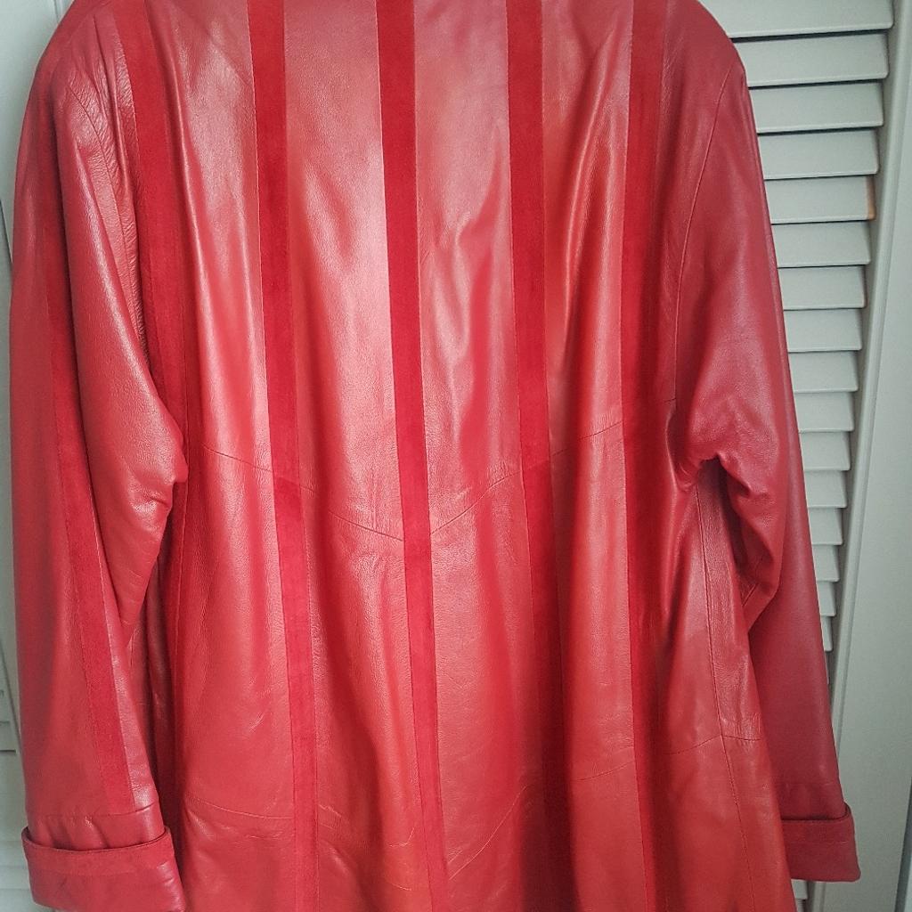 Really soft leather ladies/women long jacket/coat, red with velvet lines.

UK size ~12-14 I added the measurements in the pictures

Please feel free to ask any question

From smoke and pet free home
Please see my other items as well