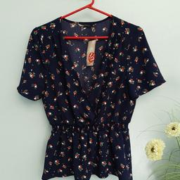 BRAND NEW WITH TAG  navy blouse with green,  red and white pattern,  elasticated waist size 14 from TU.

CASH AND BUYER COLLECTS ONLY 

NO POSTING