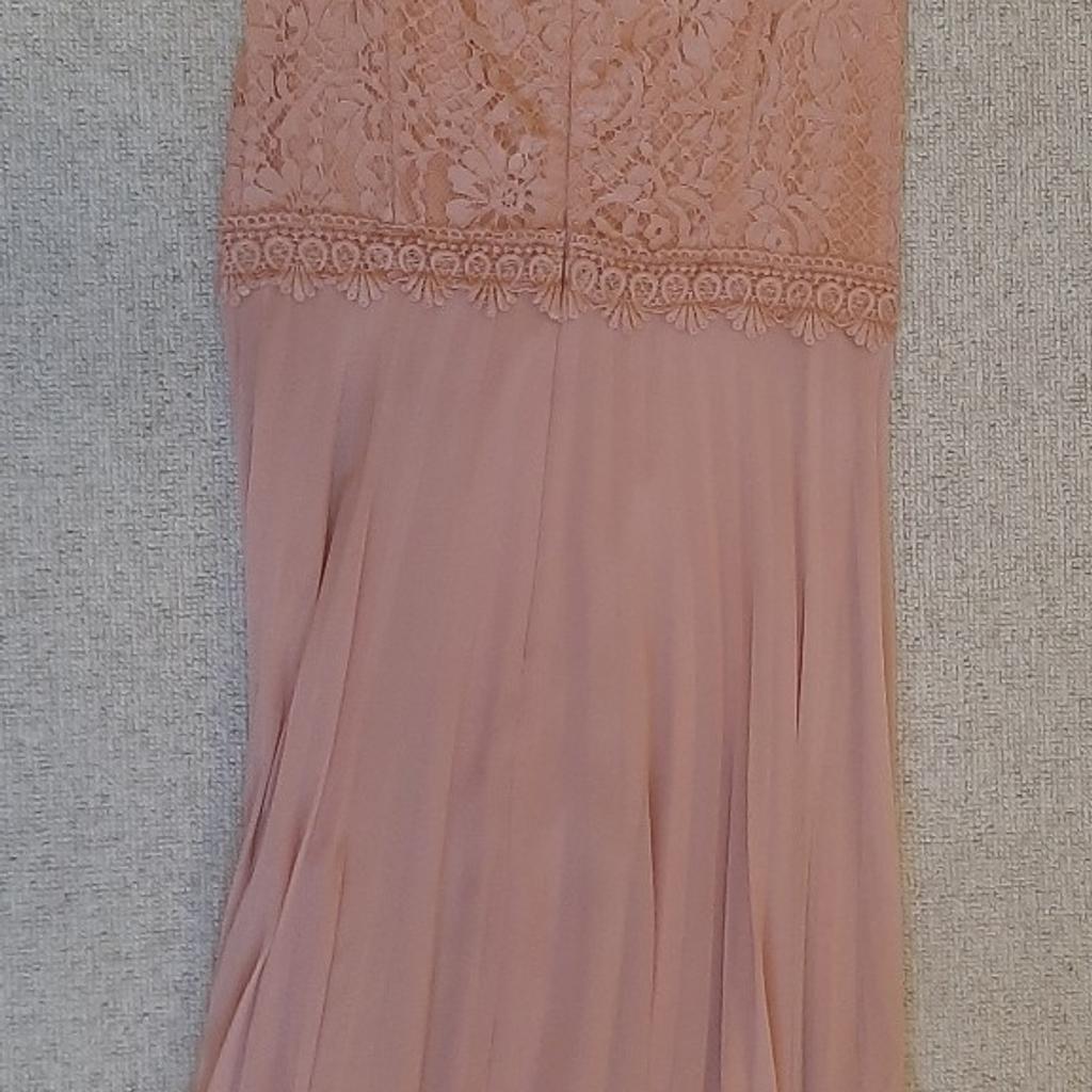 Brand new with tags.
Dorothy Perkins Lace Midi Dress with high neck, fully lined.
Semi open back. Looks beautiful on.

Price tag says £38.
