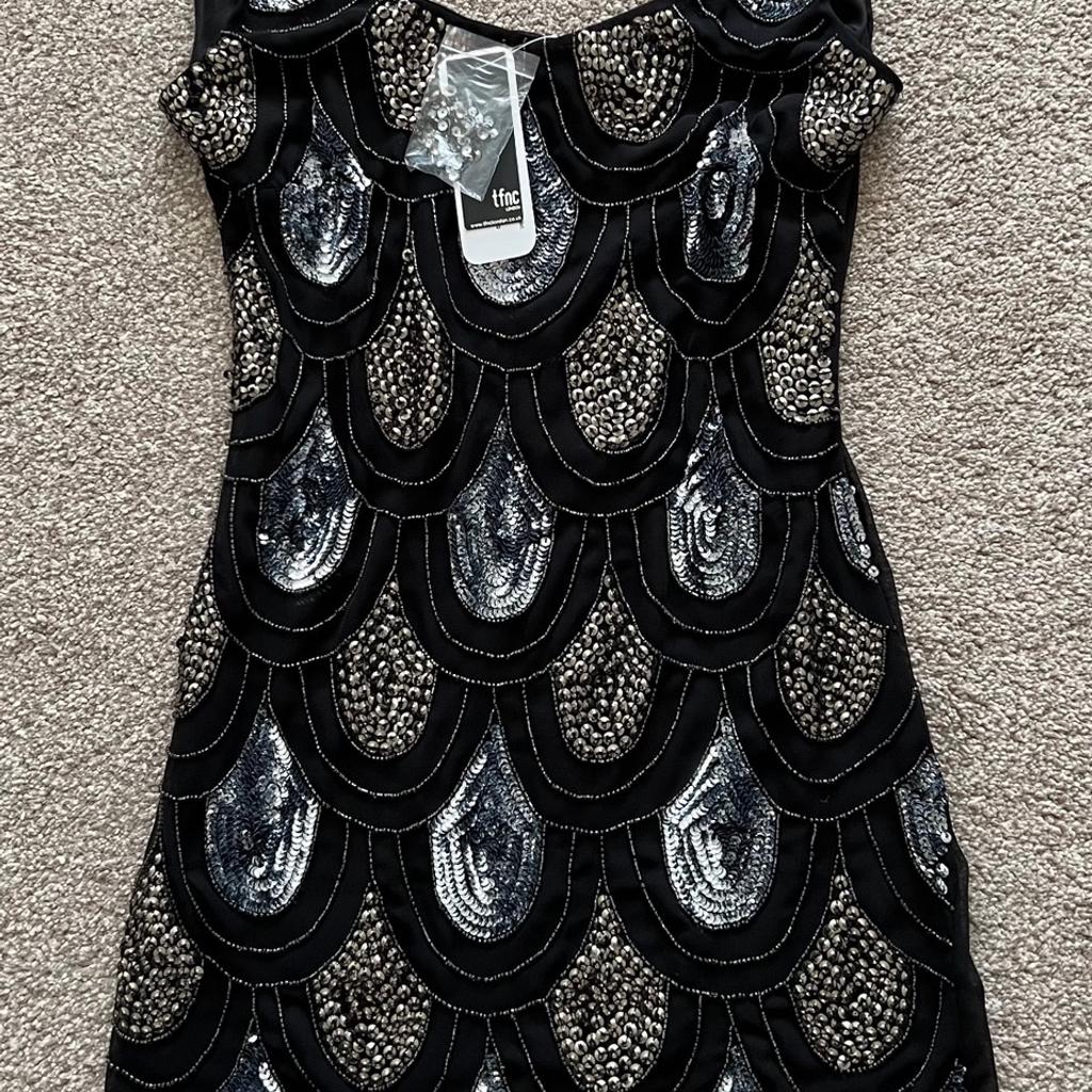 Hi and welcome to this great beautiful looking rare deadstock ladies TFNC London Embellished Sequin Dress Size 1 Uk 8
Top to bottom 35"
Pit to pit 17.5"
new with tags thanks