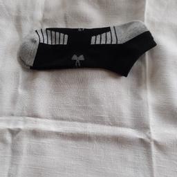3 pairs (1 pair worn once, 2 pairs unworn) Under Armour sports socks. Black and grey, will fit size
8 > 11.