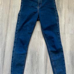 - blaue Jeans von Topshop
- High Waist
- W26 / L32 >> entspricht einer S
- sehr selten getragen
- Top Zustand

Abzuholen in Leverkusen-Manfort, bei Versand kommt Porto hinzu.